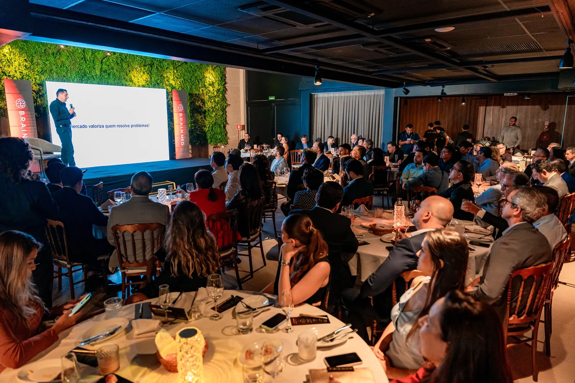 Plateia de médicos durante palestra no jantar institucional da BrainMed em Fortaleza