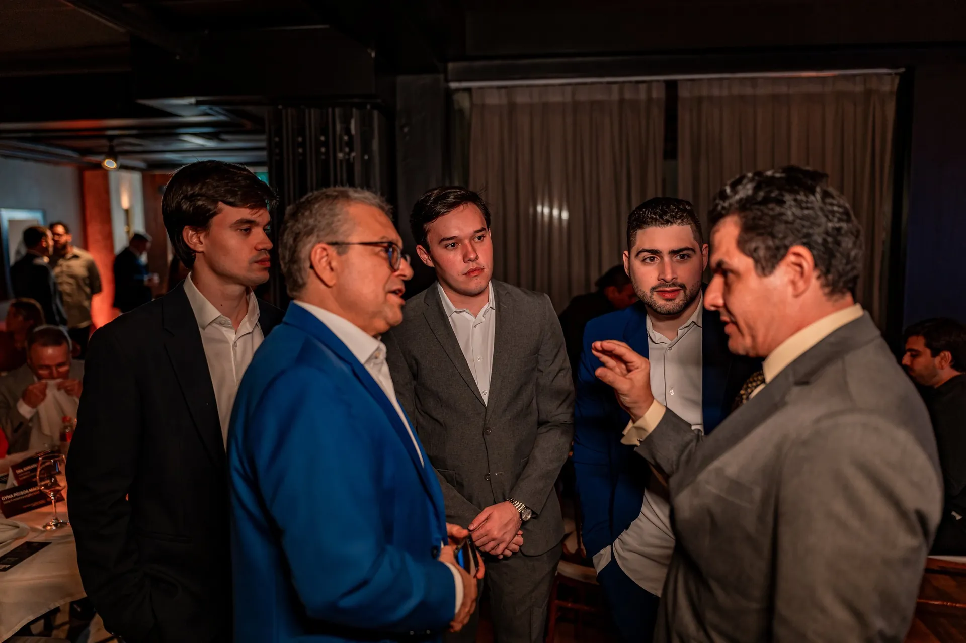 Médicos e empresários conversando em evento da BrainMed